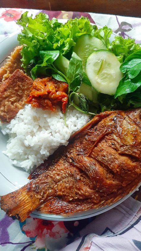 Nasi, Ikan Mujair Bakar, Sambal Tomat, Lalapan, Telur Ikan Goreng...😋 Nasi Lemak Sambal, Sambal Nasi Lemak, Ayam Bakar Taliwang, Pap Makan Nasi Goreng, Ikan Nila Bakar, Creative Instagram Photo Ideas, Indonesian Food, Pretty Food, Asian Recipes