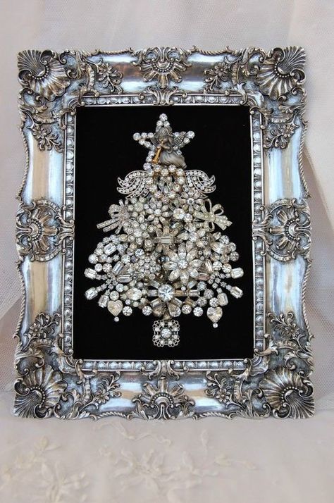 Christmas Tree Silver, Pastel Christmas Decor, Old Jewelry Crafts, Jewel Frames, Jeweled Christmas Trees, Framed Jewelry, Vintage Jewelry Ideas, Vintage Jewelry Repurposed, Jeweled Christmas