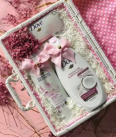 Dove bath set wrapped in a pink and white theme in a white picnic basket. Dove Basket Ideas, Bath Set Gift Basket Diy, Dove Gift Basket Ideas, Robe Gift Basket Ideas, White Picnic Basket, White Picnic, Diy Gifts To Sell, Gift Box Ideas, Retreat Gifts