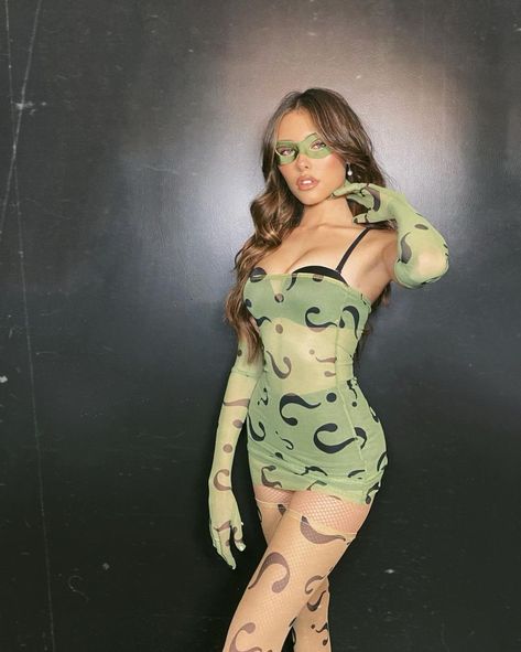 Riddler Halloween Costume, Beer Halloween Costumes, Riddler Costume, Britney Spears Costume, Beer Costume, Estilo Madison Beer, Madison Beer Style, Hot Halloween Outfits, Celebrity Halloween Costumes