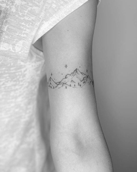 Line Drawing Mountain Tattoo, Mountain Moon Tattoo, Tattoo Montagne, Minimalist Tatoos, Tiny Anchor Tattoo, Anchor Tattoo Wrist, Montana Tattoo, Small Anchor Tattoos, Tattoo Mountain