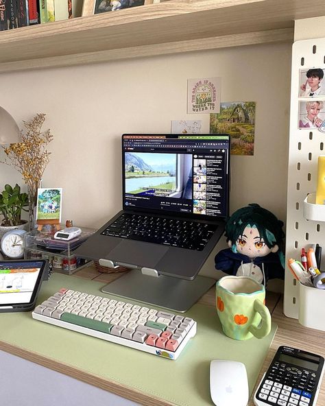 Animator Desk Setup, Desktop Ideas, Study Core, Desk Tour, Cozy Desk, Interior Design Layout, Desk Layout, Otaku Room, Desk Inspo