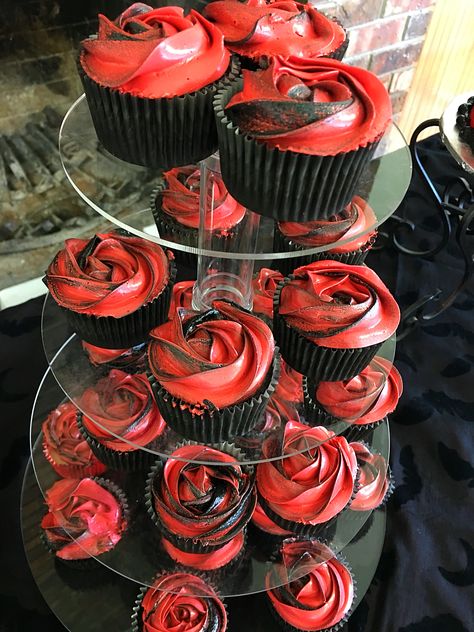 Two toned roses. @redandblackroses @gothiccupcakes @rosecupcakes Red Velvet Cupcakes For Wedding, Black And Red Rose Cupcakes, Red And Black Desert Ideas, Red And Black Dessert Table Ideas, Goth Birthday Party Food, Red And Black Cupcakes Ideas, Red Black Wedding Cake, Red And Black 18th Birthday Party, Miles Morales Cupcakes