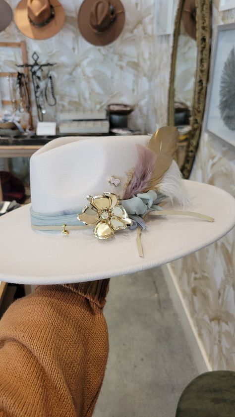 Garden Hat Ideas, Custom Cowboy Hats For Women, Felt Hat Accessories, Fleastyle Hat Bar, Fedora Hat Decorating Ideas, Decorated Fedora Hats, Custom Hat Bar Ideas, Felt Hat Design Ideas, Decorated Hats Ideas