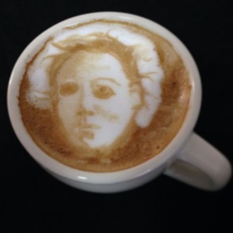 Horror Coffee Art: Michael Myers - http://www.dravenstales.ch/horror-coffee-art-michael-myers/ Creepy Snacks, Horror Coffee, The Night He Came Home, Halloween Deserts, Horror Humor, Mike Myers, Night Coffee, Graphics Vintage, Tales From The Crypt