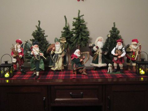 Santa Figurine Display, Santa Claus Collection Display, Santa Displays Ideas, Display Santa Collection, How To Display Santa Collection, Santa Collection Display Ideas, Santa Display Ideas, Santa Display, Christmas Trailer