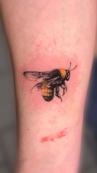 Bee Tattoo Meaning, Queen Bee Tattoo, Small Bee Tattoo, Sunflower Boots, Bee Tattoos, Honey Bee Tattoo, Thistle Tattoo, Bee Cute, Amazing 3d Tattoos