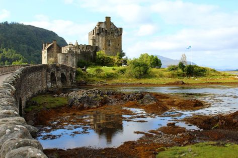 Eileen Donan Castle, Highlands Castle, Day Trips From Edinburgh, Best Yoga Retreats, Eilean Donan Castle, Castles To Visit, Scotland Landscape, Eilean Donan, Famous Castles