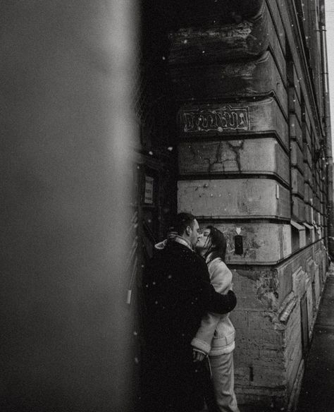 City Couples Photography, Couples City, Paris Couple, Rainy City, City Shoot, Urban Engagement, Love Scenes, Cinematic Photography, Couples Poses For Pictures