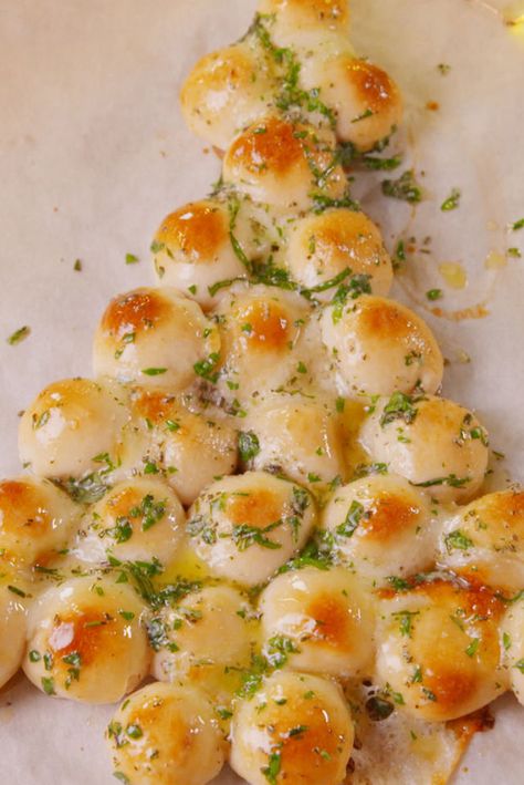 This Cheesy Pull-Apart Christmas Tree Will Be The Highlight Of Your Holiday  - Delish.com Italian Christmas Eve Dinner, Georgia Christmas, Christmas Tree Food, Holiday Party Appetizers, Christmas Dinner Menu, Christmas Eve Dinner, Holiday Appetizers, Christmas Party Food, Snacks Für Party