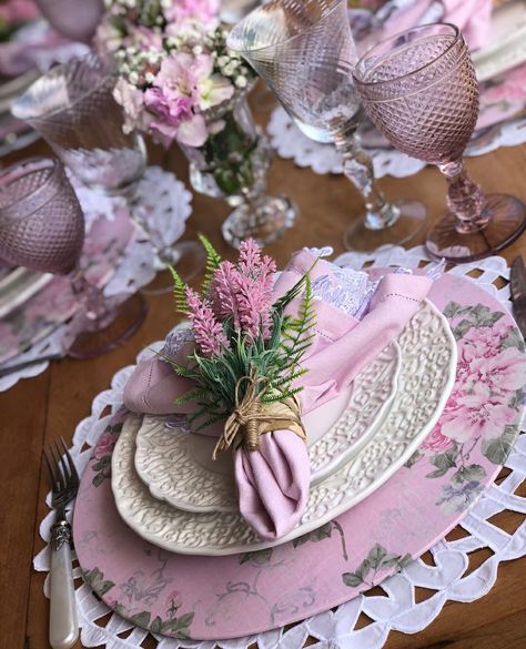 Pink Dishes Table Setting, Tafel Decor, Living Room Cozy, Easter Table Settings, Easter Tablescapes, Table Setting Decor, Garden Home Decor, Home Decor Cozy, Dinner Table Setting