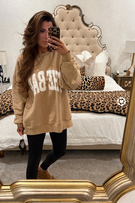 Styling The Bar Sweatshirt, Oversized Sweatshirt, Casual Outfit Ideas, Leggings, Errand Outfit, Lounge Outfit, Winter Trends. Cozy Winter Outfit Ideas | Chic Fashion Style | Emily Ann Gemma Leggings And Sweatshirt Outfit, Sweatshirt Outfit Winter, Oversized Sweatshirt Outfit, Chic Fashion Style, Emily Ann Gemma, Cozy Winter Outfit, Winter Fashion Looks, Emily Ann, Comfy Fall Outfits