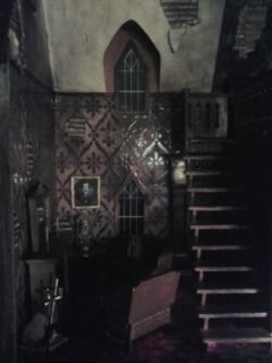 Creepy Stairwell, Creepy Dollhouse, Halloween Dollhouse, Dollhouse Halloween, Haunted Doll, Edgar Allen, Haunted Dollhouse, Halloween Miniatures, Dollhouse Projects