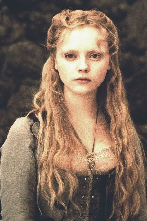 Tim Burton Personajes, The Legend Of Sleepy Hollow, Legend Of Sleepy Hollow, Tim Burton Films, Fantasy Hair, Victorian Wedding, Christina Ricci, Sleepy Hollow, Coraline