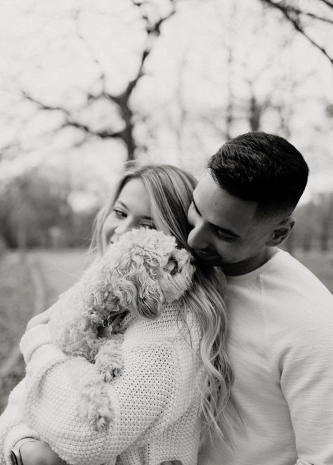 Professional Couple Photoshoot With Dog, Couple And Small Dog Photoshoot, Couple Shoot With Dog, Poses With Puppy, Couple Pictures With Dog, Family Dog Pictures, Dog Family Pictures, Family Dog Photos, Family Pet Photography