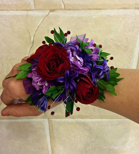 Prom Dance Ideas, Prom Flowers Corsage, Corsage Ideas, Lapel Flowers, Homecoming Flowers, Prom Corsages, Homecoming Corsage, Wrist Corsage Prom, Wedding Corsages