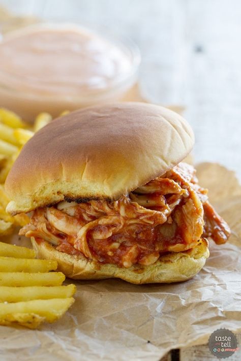 Need a quick hit for dinner tonight? These Chicken Sloppy Joes can be done in 15 minutes flat!  Keep cooked, shredded chicken on hand for this easy dinner idea, or use a rotisserie chicken. Chicken Sloppy Joes, Taste And Tell, Shredded Bbq Chicken, Top Chicken Recipes, Sloppy Joes Recipe, Diner Recept, Rotisserie Chicken Recipes, Sloppy Joe, Sloppy Joes