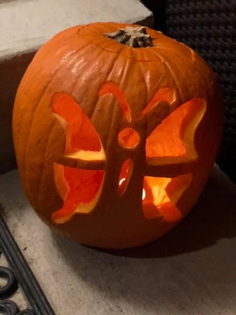 East Cute Pumpkin Carving Ideas, Butterfly Carving Pumpkin, Ladybug Pumpkin Carving, Insect Pumpkin Carving, Simple Pumpkins Carvings, Cutest Pumpkin Carving Ideas, Pumpkin Carving Christmas Ideas, Butterfly Jackolantern, Pumpkin Carving Butterfly