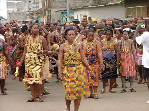 Awesome dancing procession of Akan people of Ivory Coast (Cote d`Ivoire) in West Africa displaying their rich Akan Culture. The Akan people are a historically important ethnic group of West Africa. With over 20 million members the Akans are one of the biggest Ethnic groups in West Africa today. Akans are the majority ethnic group in both Ghana and Ivory Coast. Akan Culture, Black American Culture, Coast Aesthetic, Dark Skin Beauty, African People, African Girl, Ethnic Dress, African History, African Countries