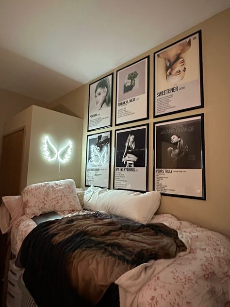 Ariana Grande Inspired Room, Ariana Grande Bedroom Aesthetic, Room Ideas Ariana Grande, Ariana Grande Bedroom Ideas, Ariana Grande Bedroom, Ariana Grande Poster Room, Ariana Grande Room Decor, Ariana Grande Room, Frames Above Bed