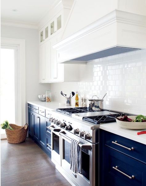 ugh...this navy + white kitchen. love Navy Kitchen Cabinets, Two Tone Kitchen Cabinets, Blue Kitchen Cabinets, Kabinet Dapur, Two Tone Kitchen, Blue Cabinets, Upper Cabinets, Blue Kitchens, Trendy Kitchen