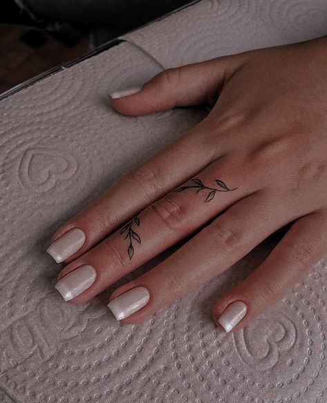 Simple Finger Tattoo, Finger Tattoo For Women, Hand And Finger Tattoos, Western Tattoos, Hand Tats, Tatuaje A Color, Small Hand Tattoos, Discreet Tattoos, Subtle Tattoos