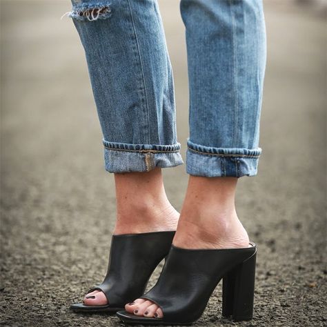 Perfect mules + denim // #Fashion #StreetStyle Mules Outfit, Backless Shoes, Mode Shoes, Winter Trends, Crazy Shoes, Shoe Obsession, Shoe Lover, Street Style Outfit, Jeffrey Campbell