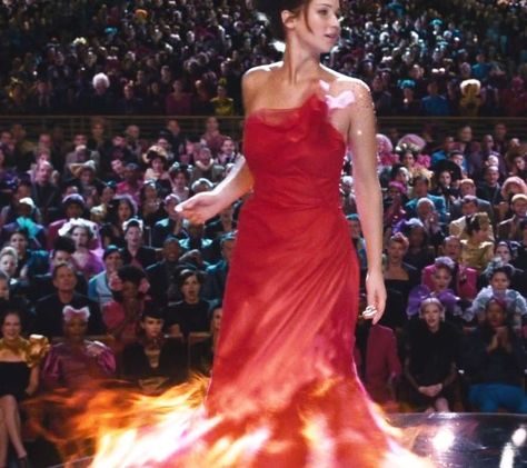 Her flaming dress Hunger Games Katniss Dress, Katniss Everdeen Outfit, The Hunger Games Katniss, Hunger Games Outfits, Hunger Games Katniss, Hunger Games Books, Hunger Games Movies, Hunger Games Series, Dark Wedding