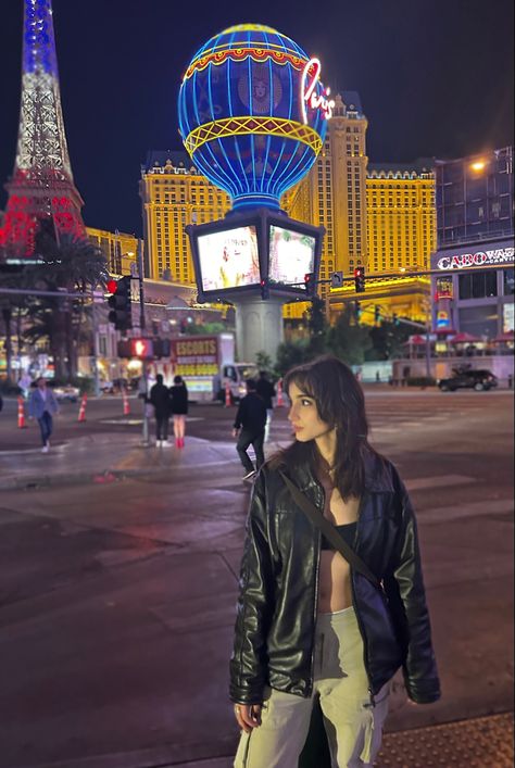 women in black leather jacket and green cargo pants standing in front of the paris hotel in las vegas. Photoshoot In Las Vegas, Vegas Strip Photoshoot, Vegas Inspo Pics, Photoshoot Summer Outfits, Las Vegas Outfit Winter, Vegas Outfit Ideas Winter, Las Vegas Photoshoot, Las Vegas Outfit Summer, Vegas Photoshoot