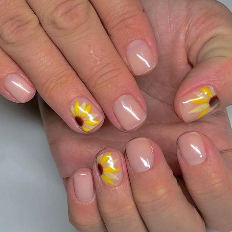 Short Sunflower Nails, Sunflower Nail Art, Natural Gel Nails, Sunflower Nails, Simple Elegant Wedding, Glamorous Nails, Manicure Set, Accent Nails, Gel Nail Designs