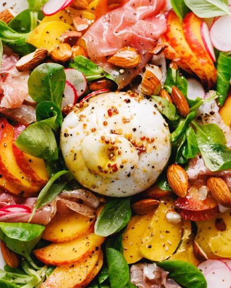 Macro de salade d'été à la burrata, pêches fraîches et prosciutto crudo Salad With Burrata, Summer Entertaining Recipes, Caprese Recipes, Caprese Salad Recipe, Light Pasta, Burrata Salad, Burrata Cheese, Peach Salad, Vegetarian Salads