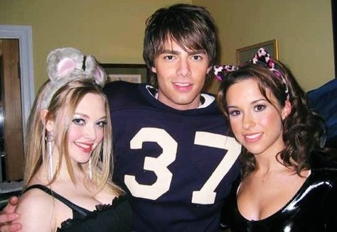 Love this picture from Aaron Samuels Halloween party. Aaron Samuels, Mean Girl 3, Gretchen Weiners, Mean Girls Halloween, Mean Girls Aesthetic, Jonathan Bennett, Lacey Chabert, Estilo Grunge, Regina George