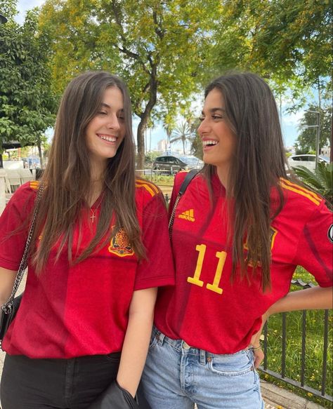 Football/soccer wag aesthetic Wags Soccer, Football Wag Aesthetic, Sira Martinez, Soccer Game Outfits, Vans Outfit Men, Soccer Wife, Igs Ideas, Madrid Outfits, Soccer Girlfriend