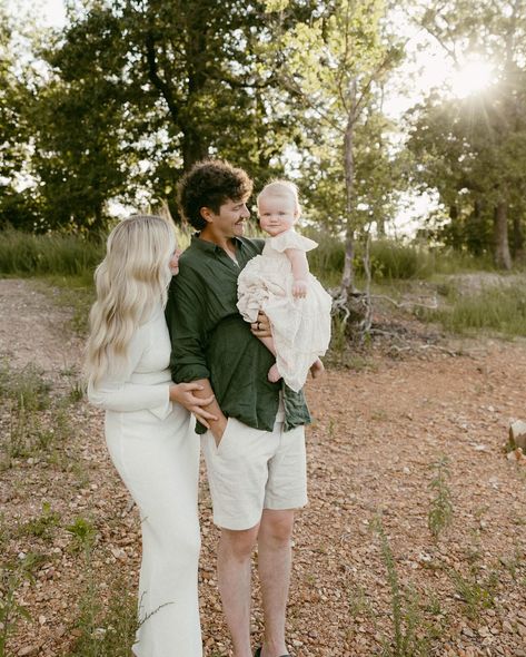 family photos 💌 taken by my dad, photographer in training 😉 Dad And Baby Photoshoot, Mom Dad And Baby Photoshoot, Mom Dad Baby, Family Photo Pose, Instagram Family, Dad Baby, At The Lake, Happy Lifestyle, Baby Photoshoot