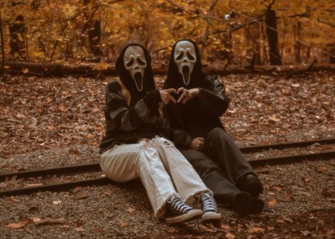 Ghost face photo shoot halloween Ghost Face Picture Ideas, Scream Photoshoot Friends, Couple Ghostface Photoshoot, Scream Halloween Photoshoot, Scream Mask Photoshoot Friends, Ghostface Photoshoot Friends, Ghost Face Photoshoot Friends, Coraline Photoshoot, Scream Mask Photoshoot