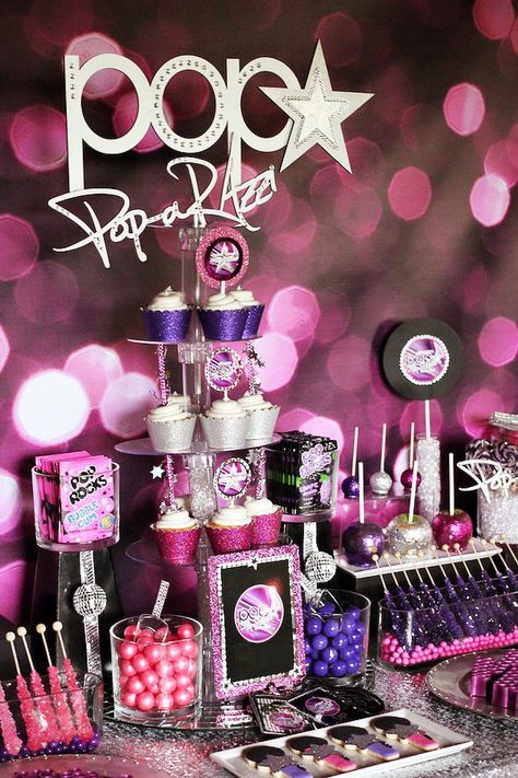 Popstar Party Decorations, Pop Star Party Decoration, Festa Rock Roll, Popstar Party, Rock Star Theme, Pop Star Party, Silver Backdrop, Lila Party, Rockstar Party