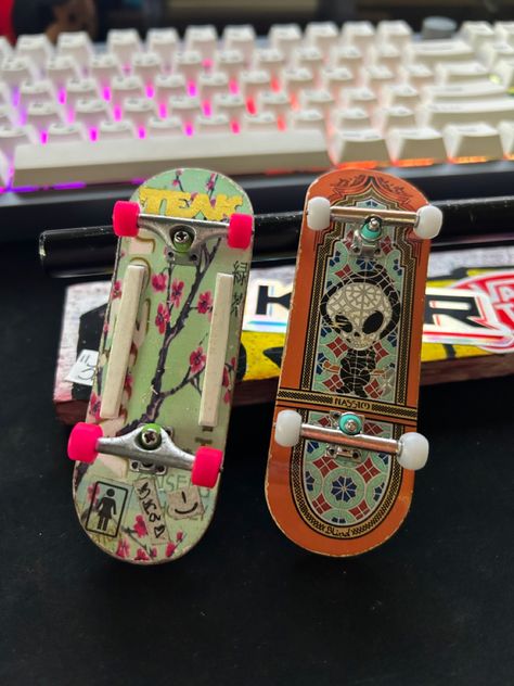 Tech Deck Aesthetic, Skateboard Deck Art Aesthetic, Finger Boards Skateboard, Finger Board Skate Park Diy, Skate Deck Designs, Finger Boarding, Sick Skateboard Decks, Finger Board, Gummy Bear Candy