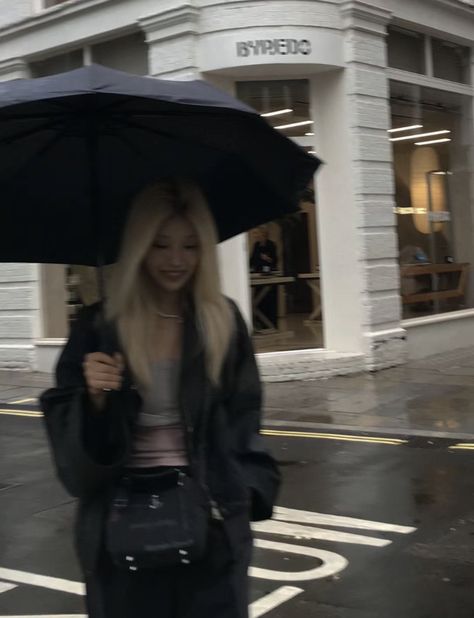 Cute Umbrella Aesthetic, Aesthetic Rain Outfits, Rainy Day Photoshoot Instagram, Black Umbrella Aesthetic, Umbrella Picture Ideas, Rainy Day Photo Ideas, Rain Photo Ideas, Raincoat Outfit Aesthetic, Poses With Umbrella