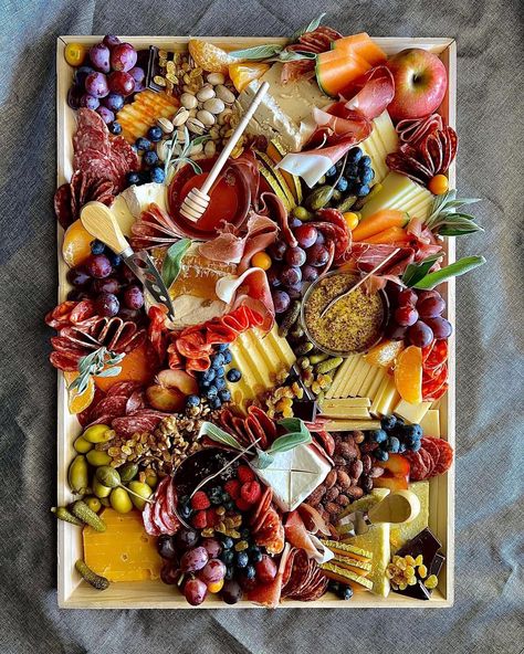 Brunch Grazing Board Ideas, Mexican Party Food Table, Gracing Table, Exquisite Breakfast, Mexican Party Food, Charcuterie Display, Gourmet Appetizers, Thanksgiving Dinner Party, Grazing Board