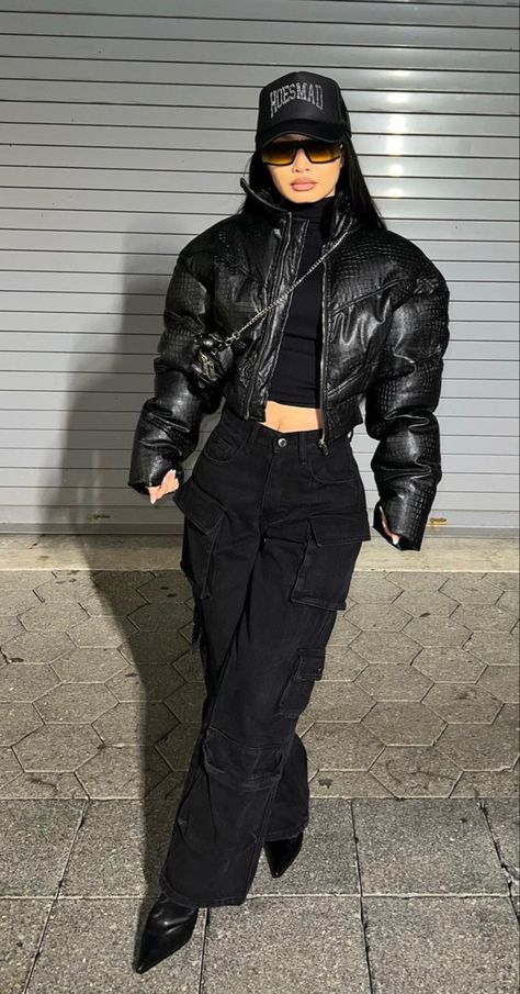 Nyc Winter Outfits Cold Weather Baddie, Black Streetwear Outfit Women, Hat Outfits Black Women, Ny Hat Outfit, Baddie Outfits Black Women, Black Cargo Outfit, Nyc Baddie, Streetwear Fashion Women Winter, Fitted Hat Outfit