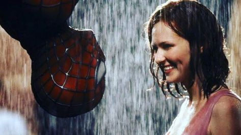 Upside Down Kiss, Peter Parker And Mary Jane, Spiderman Upside Down, Toby Mcguire, Inappropriate Things, Mary Jane Spiderman, Fantastic Four Movie, Spiderman Suits, Jane Watson