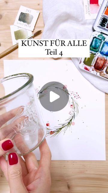 Sue & Yasmin | Aquarell malen & Procreate on Instagram: "KUNST FÜR ALLE - Teil 4 | einfacher Weihnachtskranz 🎄🎨  Bald ist Weihnachten! 😄 … naja fast. Heute zeig ich dir, wie du einen Kranz mit Aquarellfarben gestalten kannst. Der Trick dabei ist, ein Glas als runde Vorlage zu nutzen. Bemale dafür den Rand mit grüner Farbe und drücke diesen anschließend auf dein Papier.   Jetzt kannst du ringsherum einige Zweige ergänzen und diese im nächsten Schritt mit Nadeln versehen. Dafür reichen einige grobe Striche aus. Zuletzt kannst du deinem Kranz ein paar Farbtupfer verleihen und Beeren in unterschiedlichen Größen ergänzen.   Et Voila! Fertig ist dein weihnachtlicher Kranz 🎄😍🙌🏻  TIPP: Wenn du Anfängerin bist, übe dieses Motiv am besten mehrmals auf einem großen Papier. Es MUSS NICHT beim e Watercolor Christmas Cards, Sketch Notes, Watercolor Flower Art, Christmas Watercolor, Watercolor Cards, Baby Cards, Painting Projects, Watercolor Flowers, Painting & Drawing