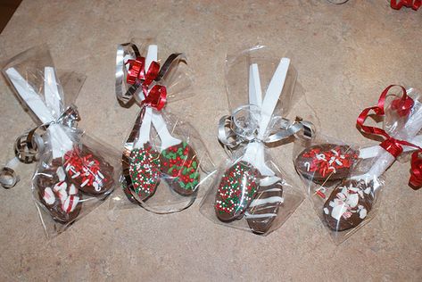 Christmas Chocolate Covered Spoons --  for melting in hot cocoa or coffee Diy Christmas Candy Jars, Chocolate Covered Spoons, Candy Spoons, Crazy Daisies, Pink Pirate, Christmas Candy Jars, Diy Christmas Candy, Chocolate Ideas, Chocolate Sticks