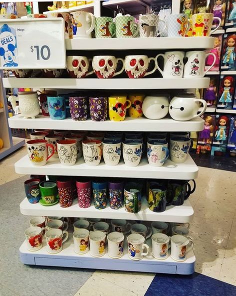 Mugs Disney, Arab Gold, Casa Disney, Mug Storage, Disney Cups, Disney Rooms, Disney Kitchen, Disney Mugs, Disney Home Decor