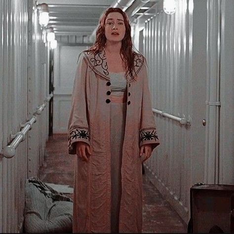 Rose Dawson Dress, Titanic Outfits, Rose From Titanic, Titanic Costume, Dark Devil, Iconic Costumes, Rose Titanic, Titanic Kate Winslet, Rose Dawson