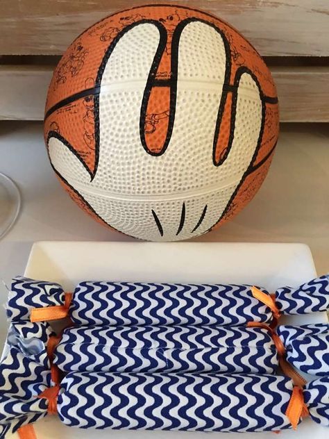 Mickey Mouse basketball birthday party! See more party ideas at CatchMyParty.com! Sports Party Ideas, Cake Mickey Mouse, Mickey Mouse Birthday Party Ideas, Birthday Concept, Mickey Baby Showers, Hercules Disney, Mickey Mouse Photos, Basketball Birthday Parties, Sports Theme Birthday