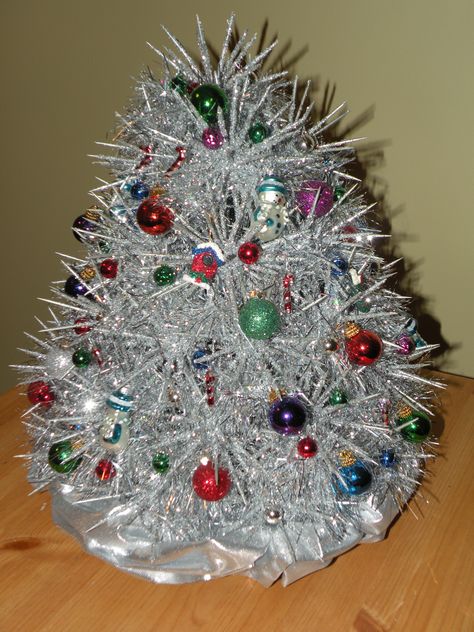 Christmas tree made from tooth picks and gumballs Toothpick Christmas Tree, Gumball Crafts, Sweetgum Balls, Christmas Centerpieces Ideas, Christmas Centrepiece Ideas, Diy Christmas Centerpieces, Snowflake Centerpieces, Christmas Candle Centerpiece, Christmas Workshop