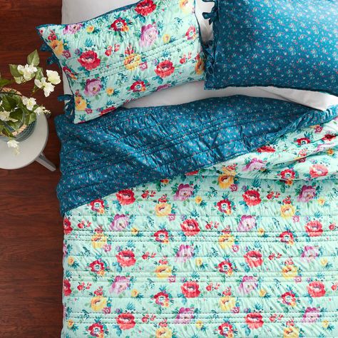 Exclusive: Sold-Out Pioneer Woman Quilt Sets Will Return to Walmart January 2 Pioneer Woman Bedding, Pioneer Woman Walmart, King Size Coverlets, Pioneer Woman Kitchen, Woman Bedding, Quilted Pillow Shams, Velvet Quilt, Quilted Sham, Floral Quilt