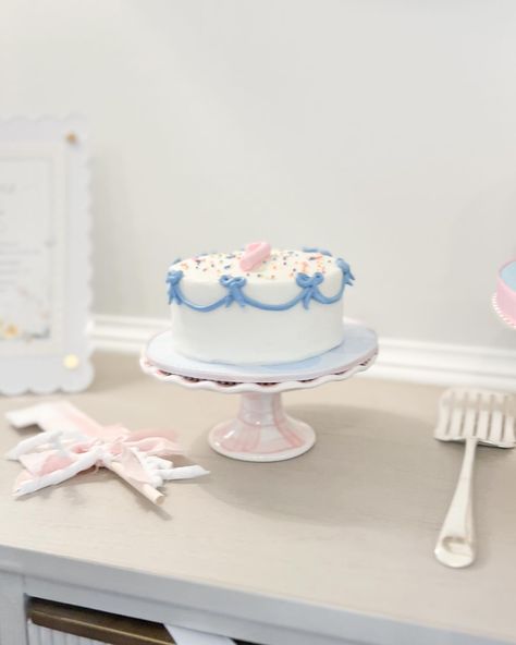 All the little details 🌸🎈 . . . First birthday party | Girl birthday | Classic birthday party | Kids birthday #firstbirthday #firstbirthdaydecor #firstbirthdayideas Have Your Cake And Eat It Two Birthday, First Birthday Party Girl, Classic Birthday Party, Classic Birthday, Birthday Party Girl, Two Birthday, Party Girl, First Birthday Party, Party Girls