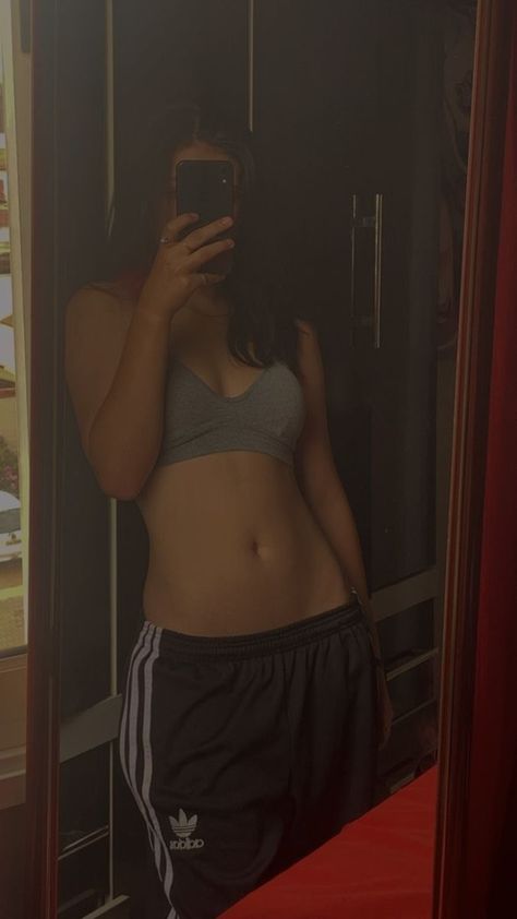 Crop Top Mirror Selfie, Digangana Suryavanshi, Selfie Tank Top, Bodybuilding Logo, Seductive Photos, Vogue Photo, Dark Beauty Photography, Girlfriend Goals, Self Portrait Poses